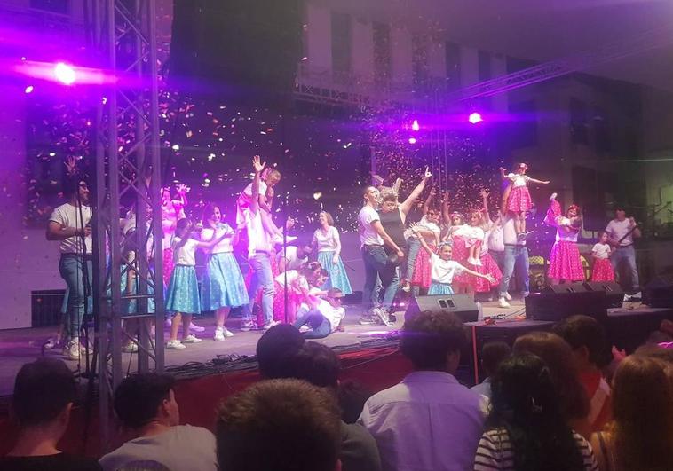 La plaza se rindió a 'Merece la peña' y su original pregón que abrió oficialmente las Ferias de Septiembre