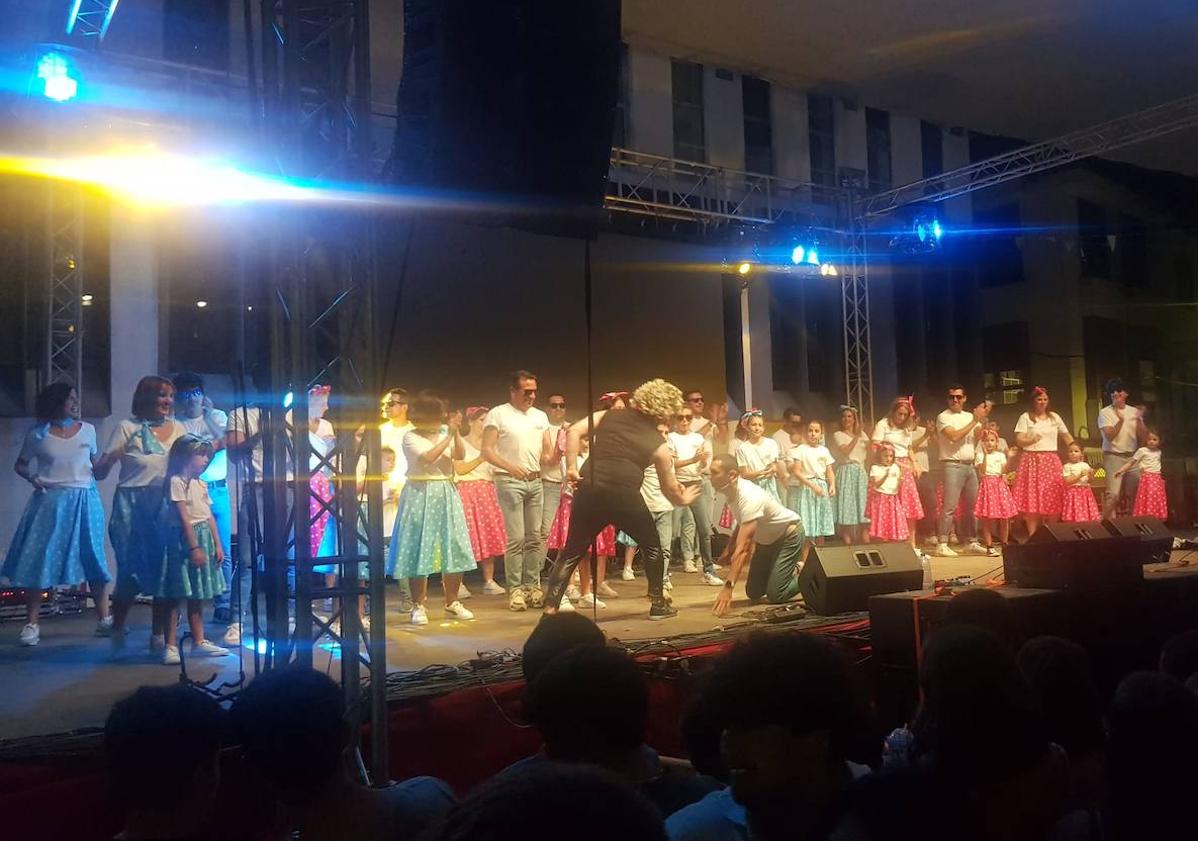 Imagen principal - La plaza se rindió a 'Merece la peña' y su original pregón que abrió oficialmente las Ferias de Septiembre