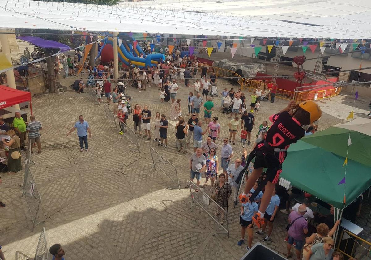 Imagen principal - Día de las Familias y cabezudos.