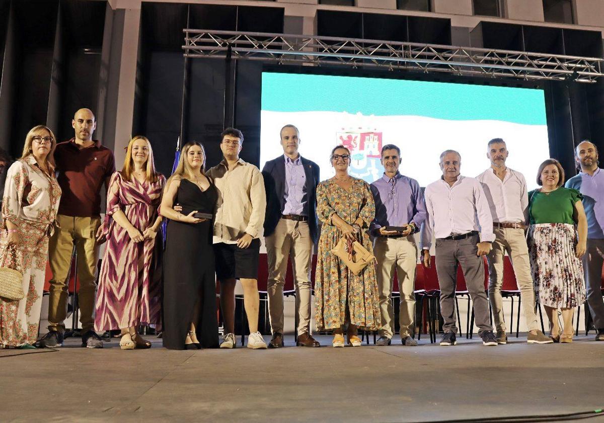 Imagen principal - Arriba, autoridades y premiados. Debajo, vista del acto e izado de bandera.