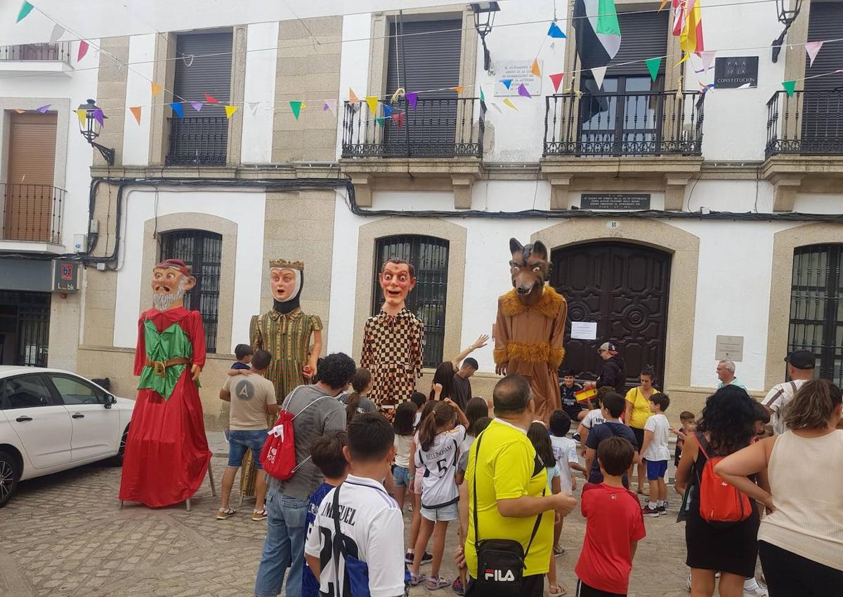 Imagen secundaria 1 - Día de las Familias y cabezudos.