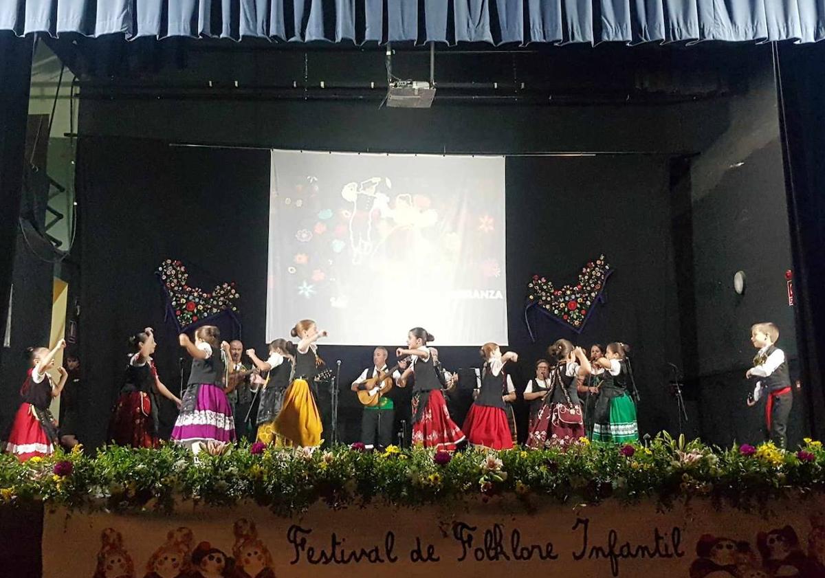 Imagen principal - Coros y Danzas de Labranza.