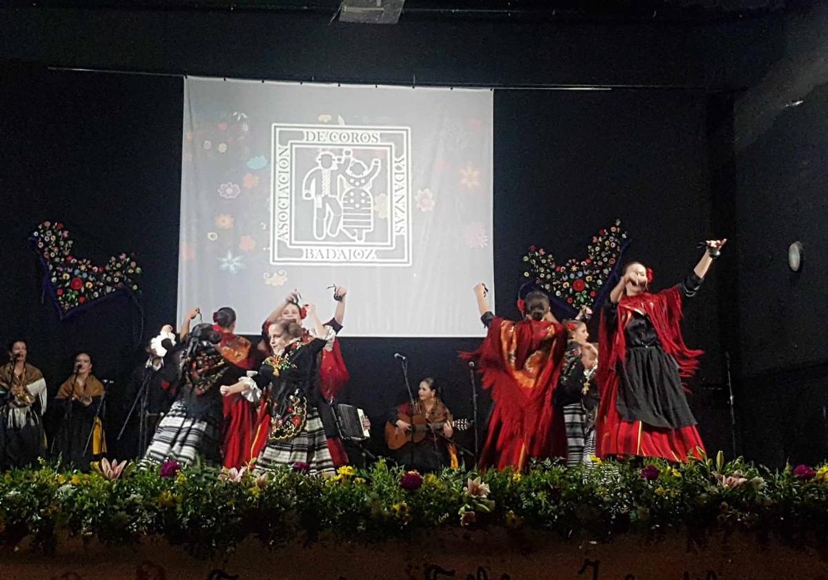 Imagen principal - Asocaición de Coros y Danzas de Badajoz.