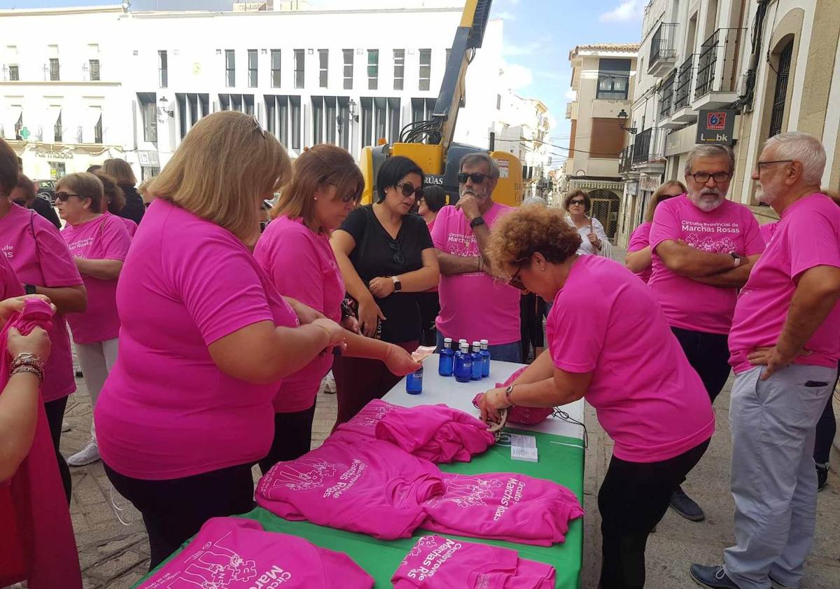 Imagen principal - Arroyo de la Luz se tiñe de rosa contra el cáncer de mama