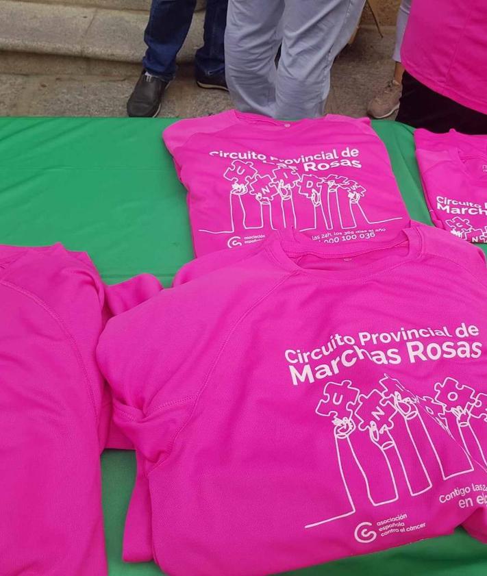 Imagen secundaria 2 - Arroyo de la Luz se tiñe de rosa contra el cáncer de mama