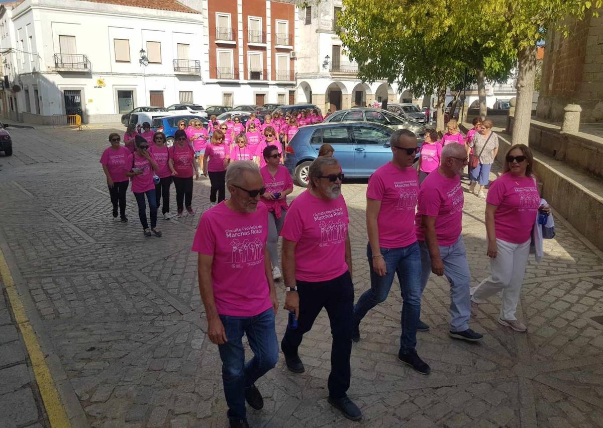 Imagen secundaria 1 - Arroyo de la Luz se tiñe de rosa contra el cáncer de mama