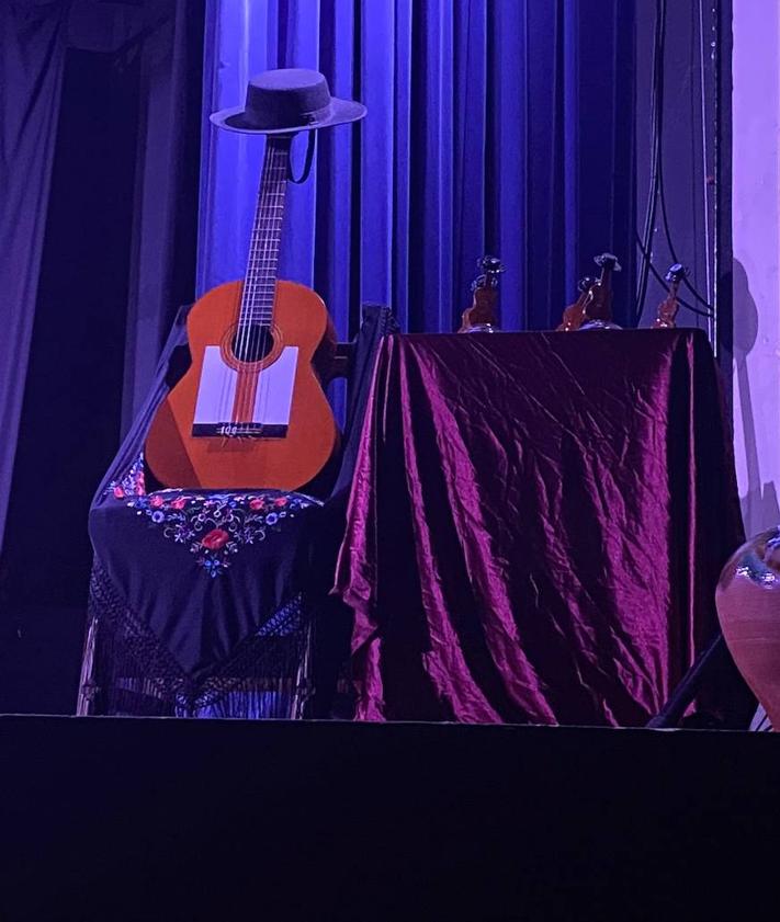 Imagen secundaria 2 - Intervención del alcalde Carlos Caro durante la presentación del concurso.