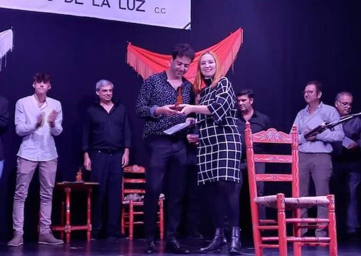 Imagen secundaria 1 - El sevillano Miguel Ángel Lara 'El Canario', ganador del Concurso de Fandangos de Arroyo de la Luz
