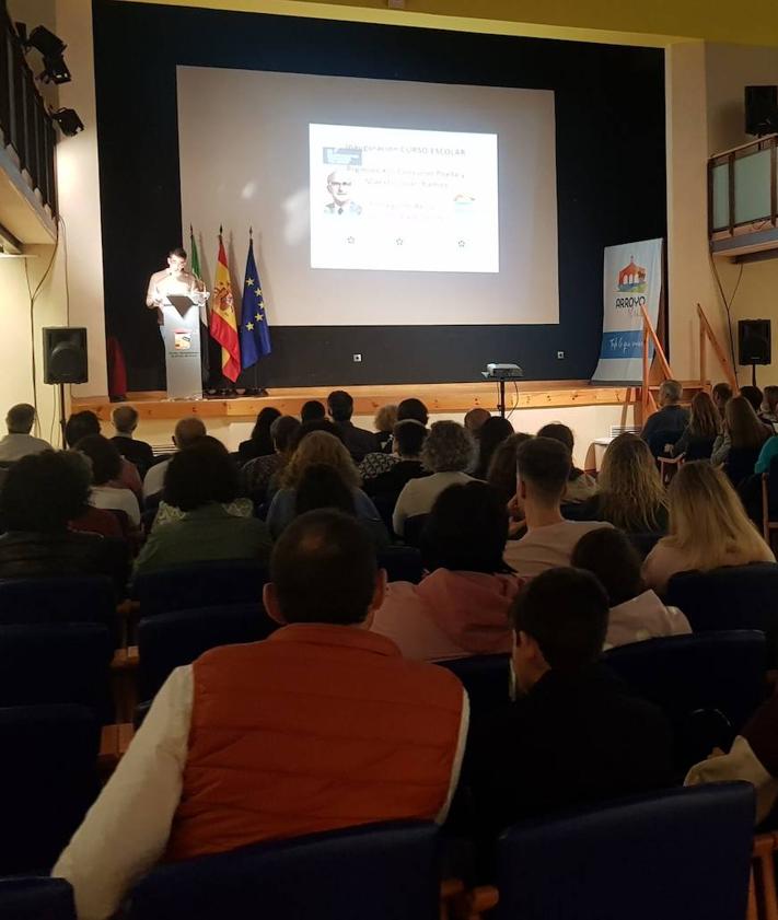Imagen secundaria 2 - En la entrega de premios estuvo presente el hijo del poeta, Vicente Ramos.