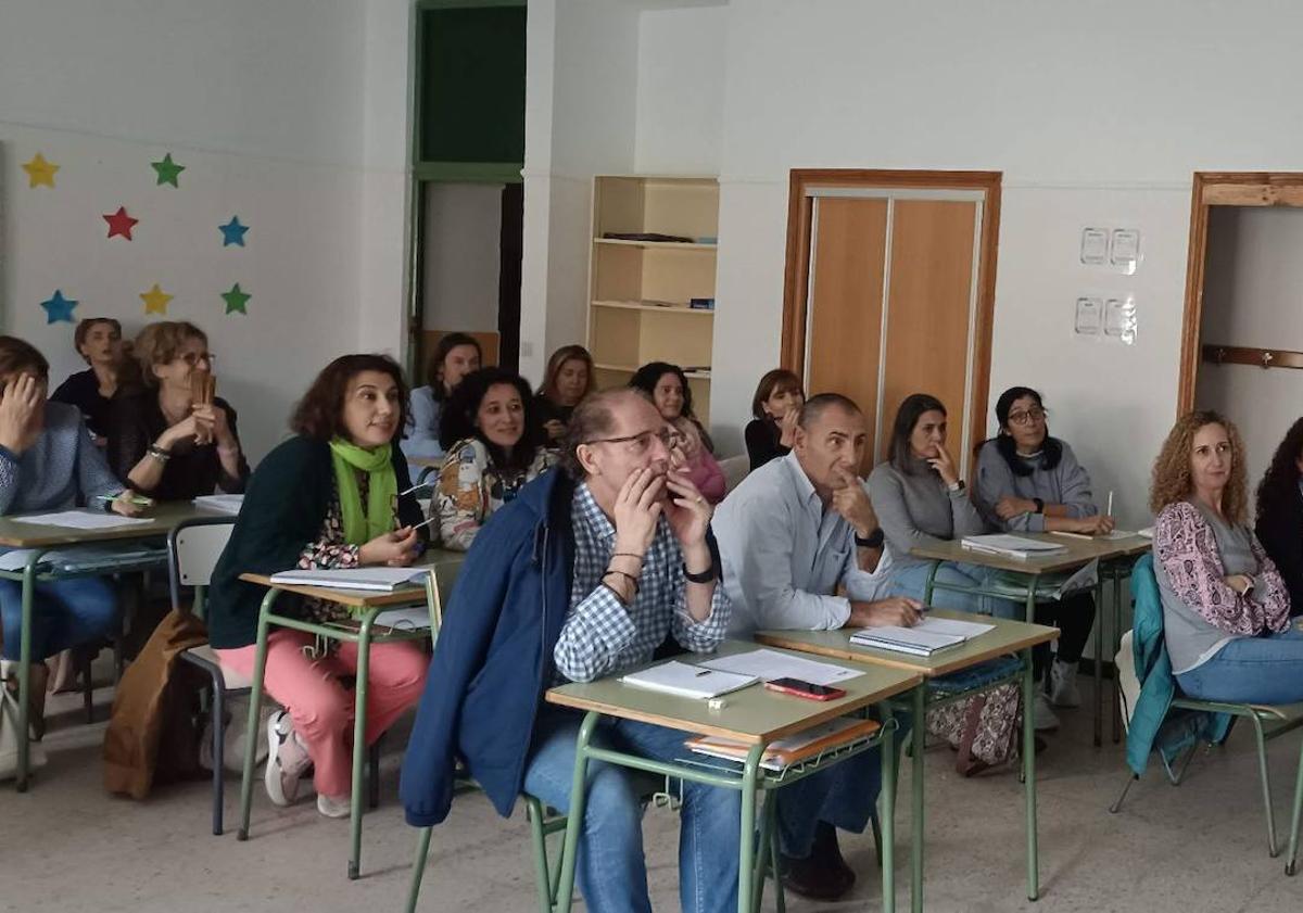 Imagen principal - El colegio Ntra. Sra. de la Luz acoge un curso de capacitación en paneles digitales