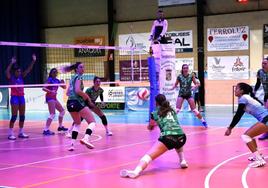 La juvenil Marta cano recepciona un saque rival.