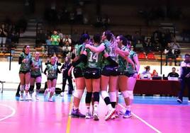 Las jugadoras del Extremadura Arroyo celebran una nueva victoria.