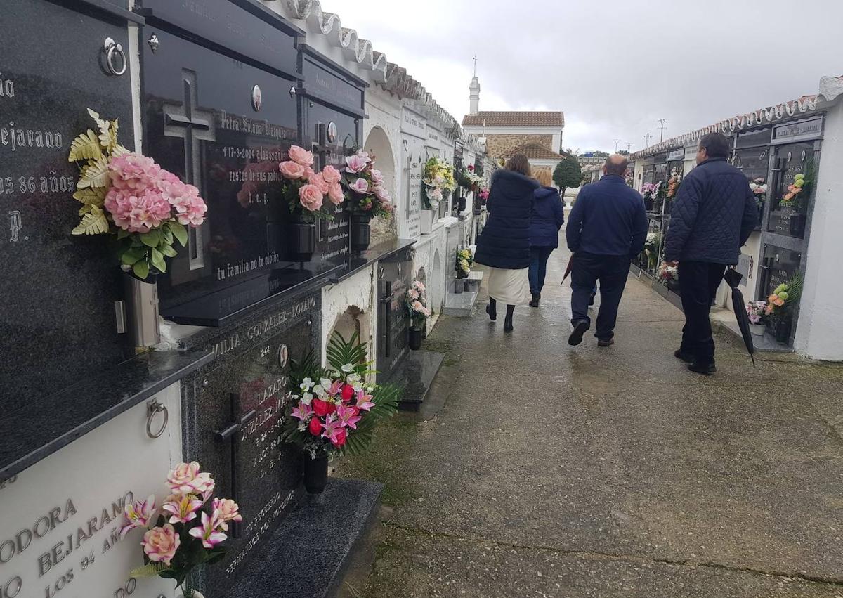 Imagen secundaria 1 - Numerosos visitantes se acercaron al cementerio arroyano en el Día de Todos los Santos