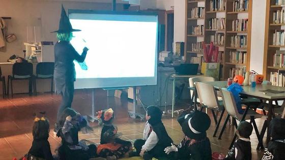 La biblioteca celebró Halloween con varias actividades para los niños