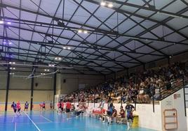 Gradas del pabellón arroyano llenas durante un partido anterior.