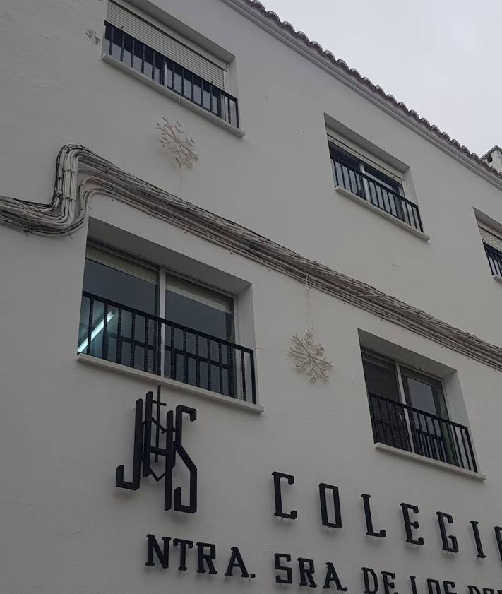 Imagen secundaria 2 - Luces colocadas en la iglesia, el Ayuntamiento y el colegio.