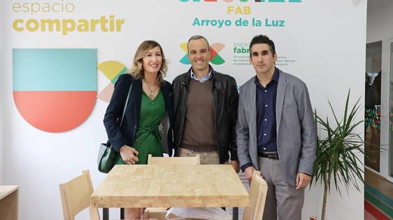 Isabel Góngora y Javier González, pertenecientes a la Fundación ONCE visitan el Circular Fab