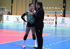 Flavia Lima da instrucciones a Camila Olguín.