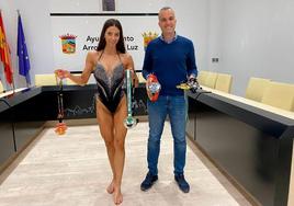 Carlos Caro, alcalde de Arroyo de la Luz, recibe a Marta Roldán, subcampeona de España de Fitmodel