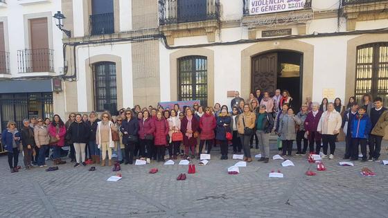 Tacones rojos visibilizan la violencia contra la mujer en Arroyo de la Luz