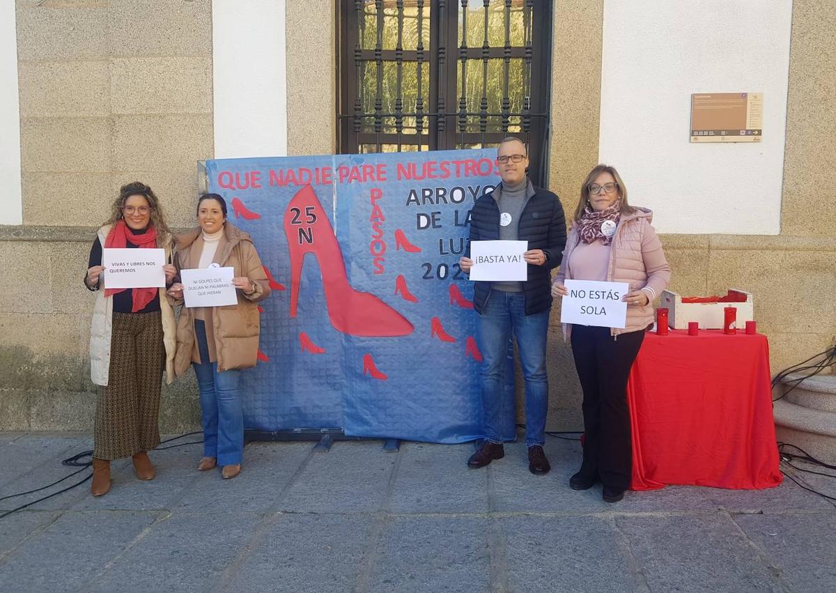 Imagen secundaria 1 - El alcalde local, Carlos Caro, también colocó su frase encima de un par de zapatos rojos tras la lectura del manifiesto.