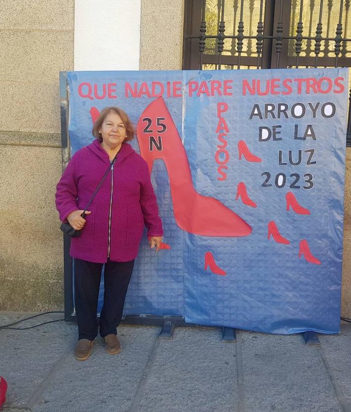 Imagen secundaria 2 - Tras el reparto de chapas muchas personas se sacaron fotos en el photocall preparado en la puerta del Ayuntamiento.