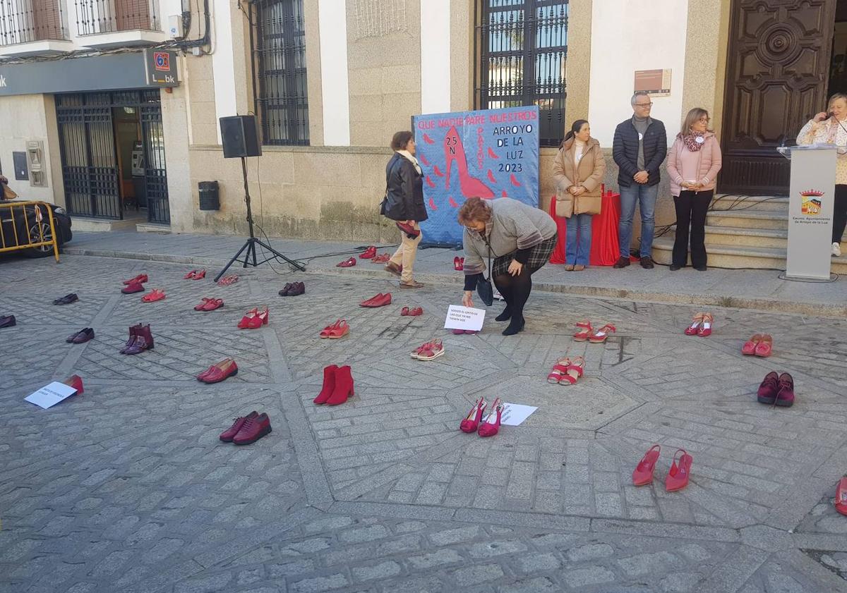 Imagen principal - Tacones rojos visibilizan la violencia contra la mujer en Arroyo de la Luz
