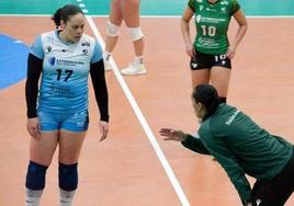 Janine Sandell atiende las indicaciones de la entrenadora, Flavia Lima.