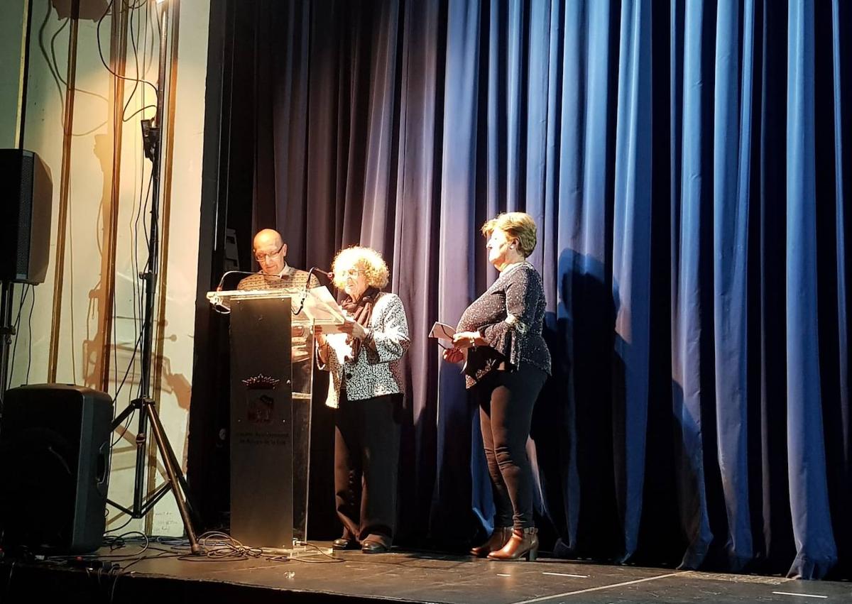 Imagen secundaria 1 - Intervención del alcalde, Carlos Caro, y presentadores de la gala.