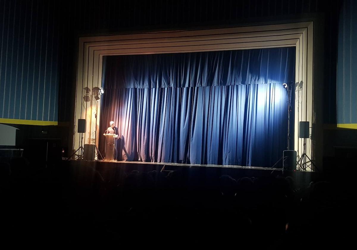 Imagen principal - Intervención del alcalde, Carlos Caro, y presentadores de la gala.