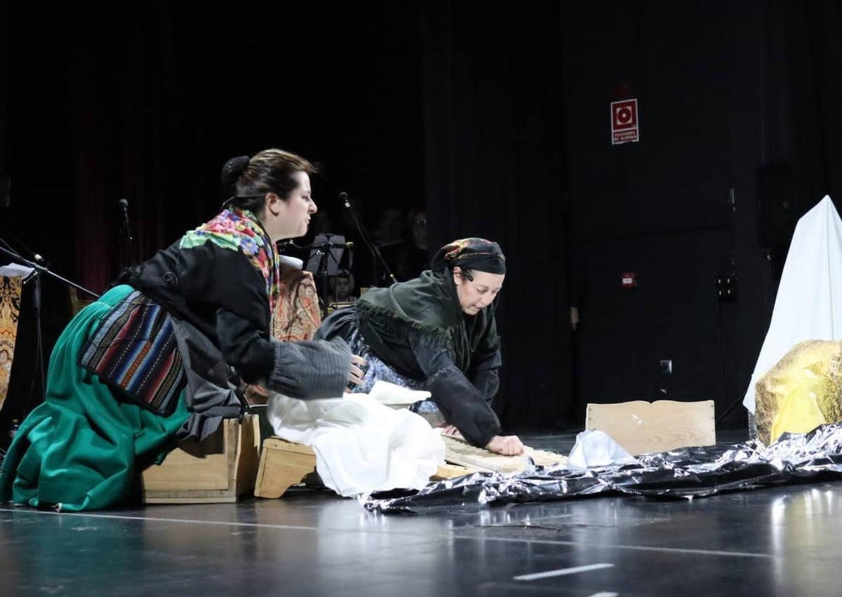 Imagen secundaria 1 - Los arroyanos volvieron a llenar el Cine-Teatro Municipal durante la Gala de Navidad