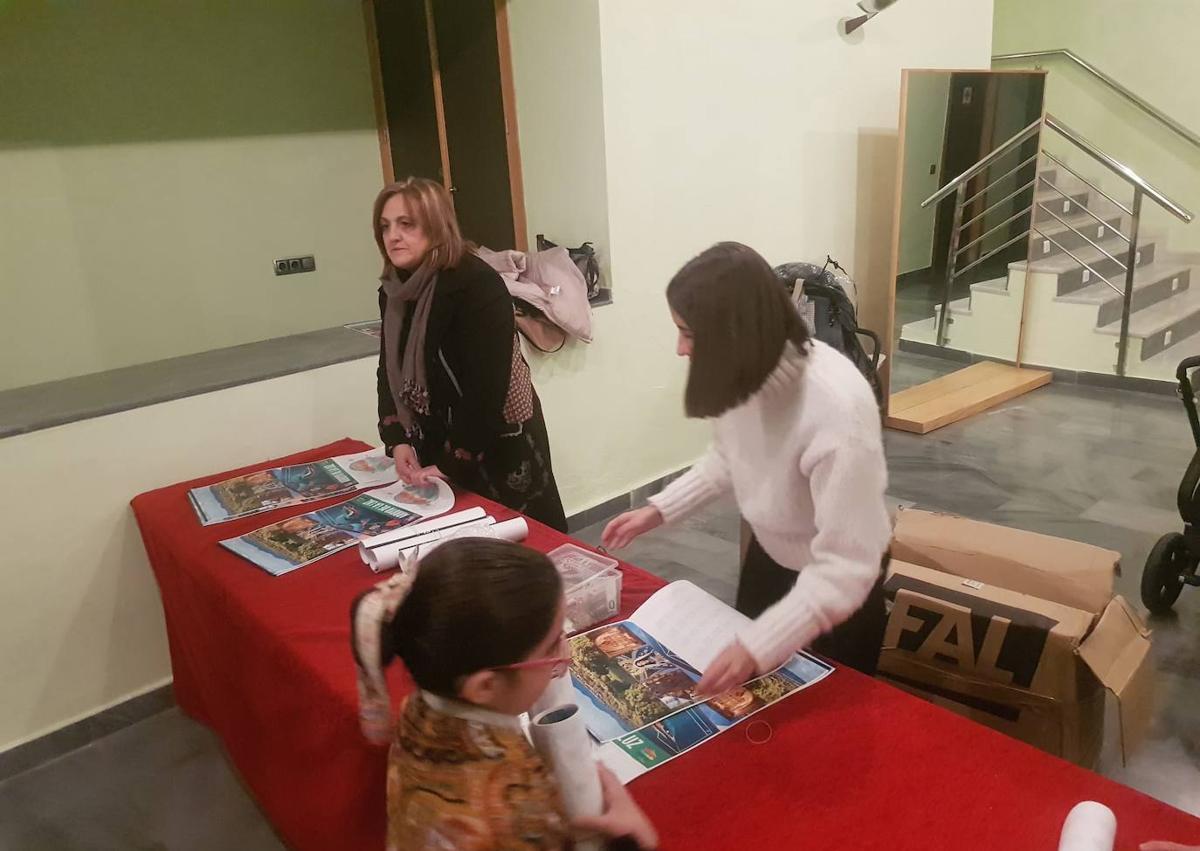Imagen secundaria 1 - Reparto de los caldendarios solidarios en la entrada.