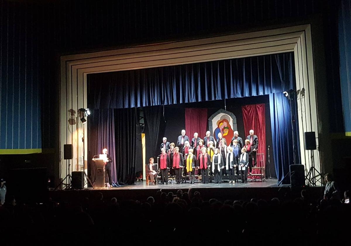Imagen principal - Los arroyanos volvieron a llenar el Cine-Teatro Municipal durante la Gala de Navidad