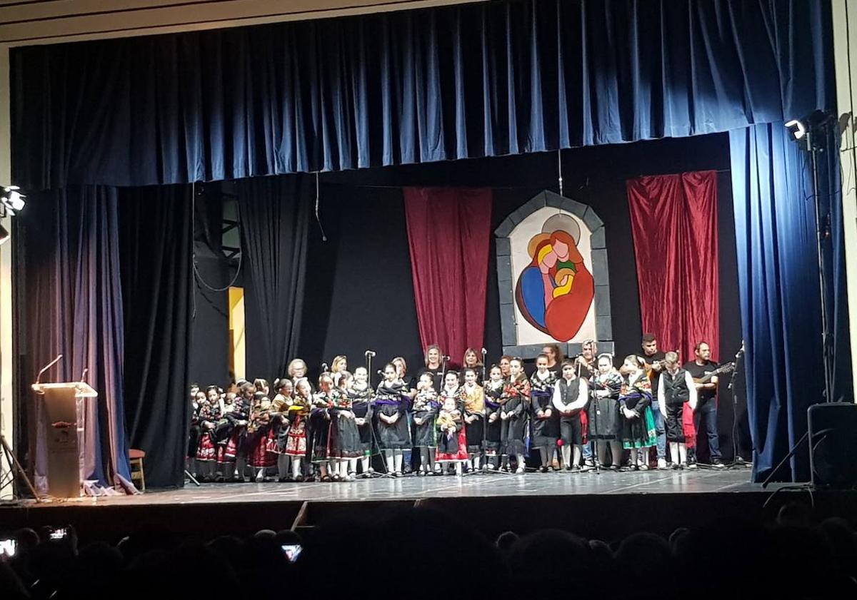 Imagen principal - Los arroyanos volvieron a llenar el Cine-Teatro Municipal durante la Gala de Navidad