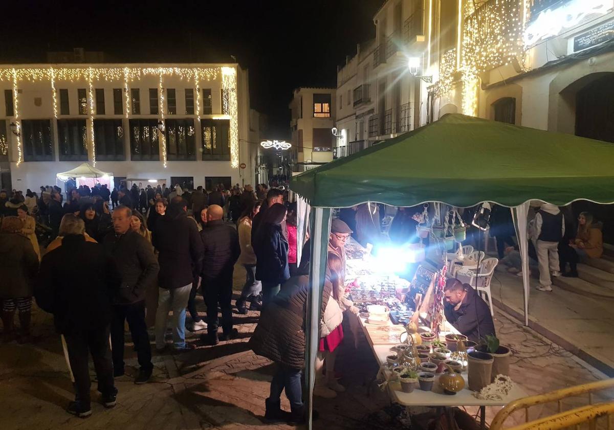 Imagen principal - Los arroyanos volvieron a disfrutar del Mercado Navideño
