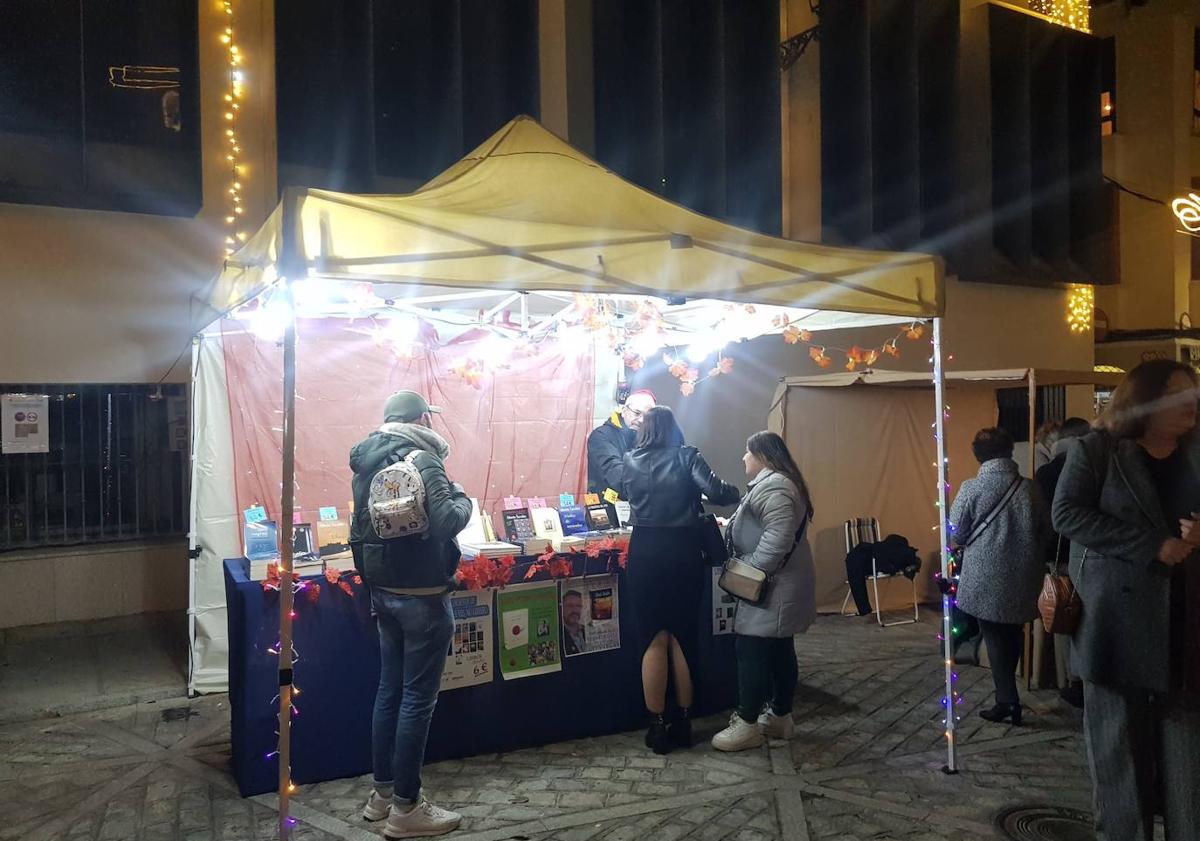 Imagen principal - Los arroyanos volvieron a disfrutar del Mercado Navideño