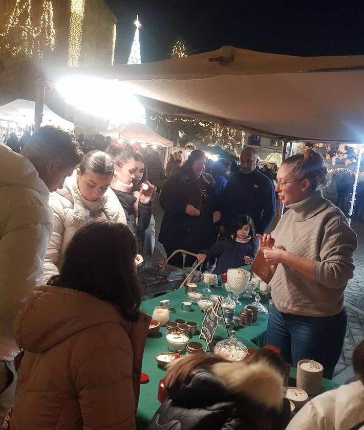 Imagen secundaria 2 - Los arroyanos volvieron a disfrutar del Mercado Navideño