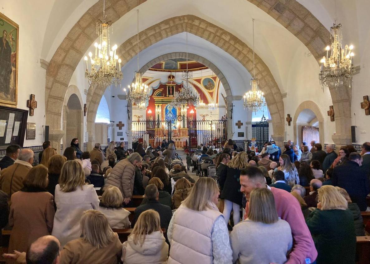 Imagen secundaria 1 - Celebrado el acto de presentación de los niños a la Virgen de la Luz