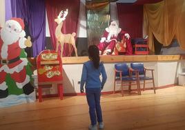 Una pequeña saludando a Papá Noel las navidades pasadas.