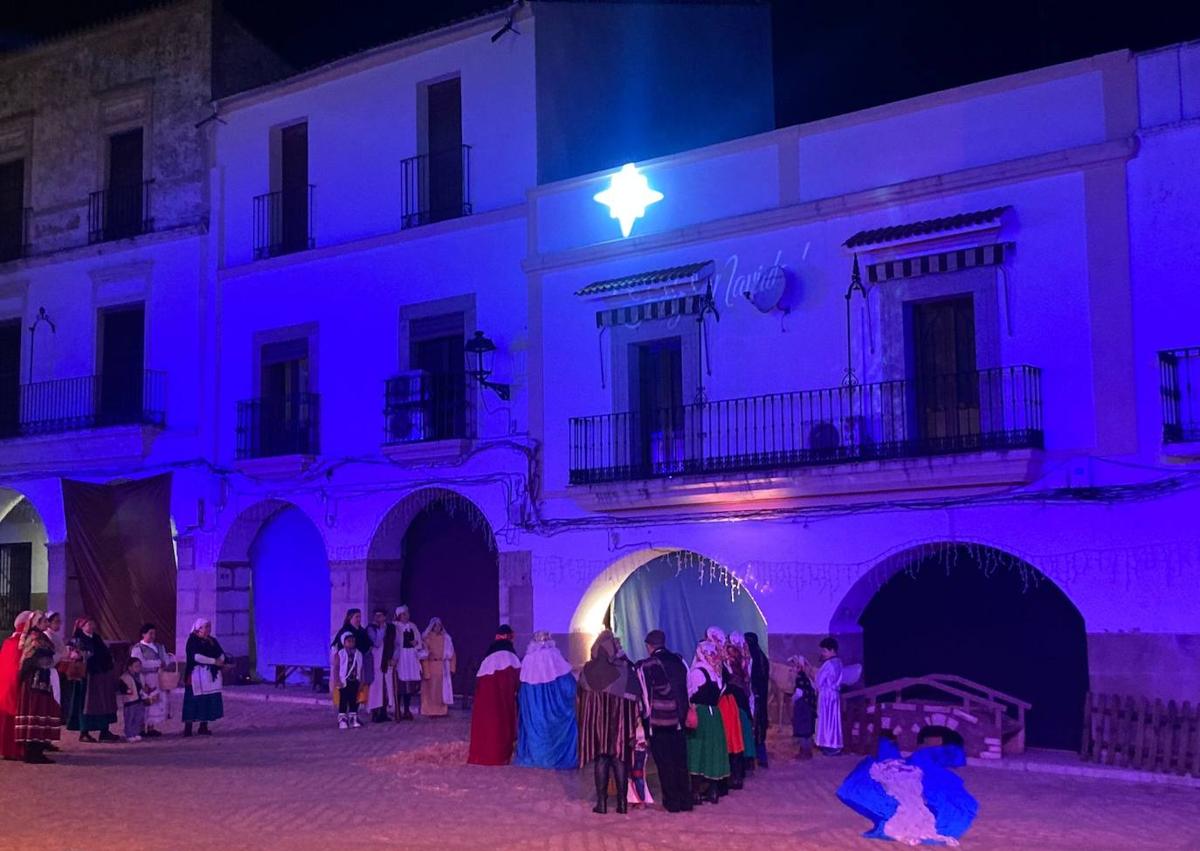 Imagen secundaria 1 - Los arroyanos han llenado la plaza para ver el Belén Viviente