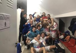 El equipo arroyano celebrando la victoria en el vestuario.