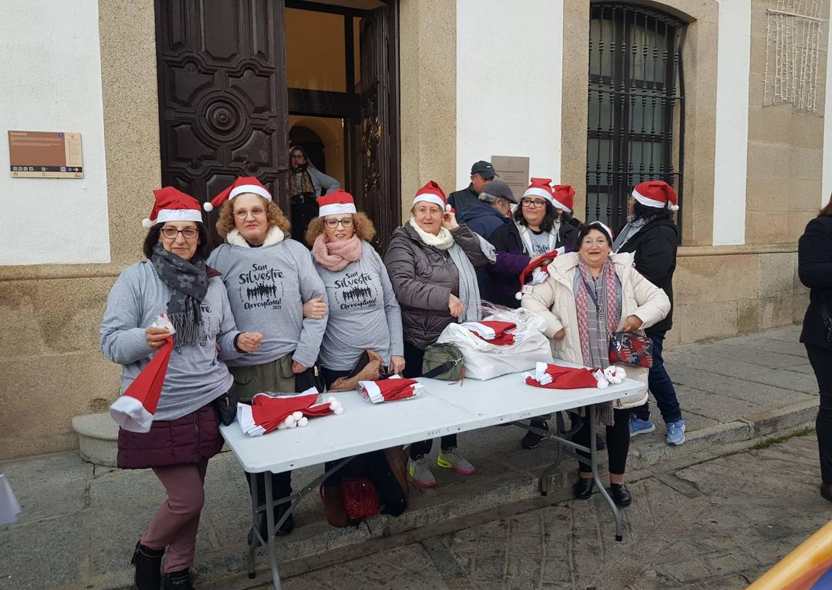 Imagen secundaria 1 - Antes del inicio de la carrera se repartieron gorros de Papá Noel entre los participantes.