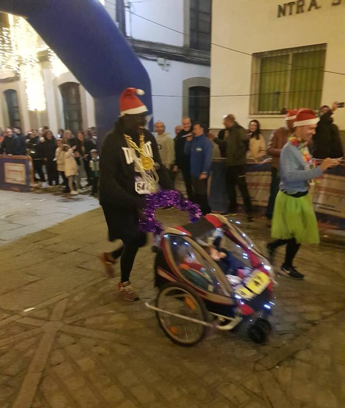 Imagen secundaria 2 - Como cada año, la carrera contó con una gran participación.