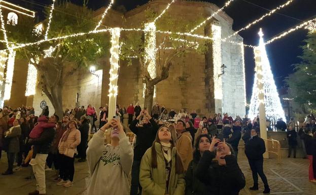 Imagen principal - Encendido, Belén Viviente y mercado navideño. 