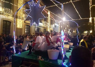 Imagen secundaria 1 - Los Reyes Magos llenaron Arroyo de la Luz de magia y emoción