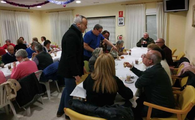 Imagen principal - Los asistentes disfrutaron de una rica merienda navideña. 