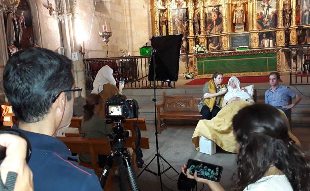 Imagen principal - Una de las sesiones fotográficas. 