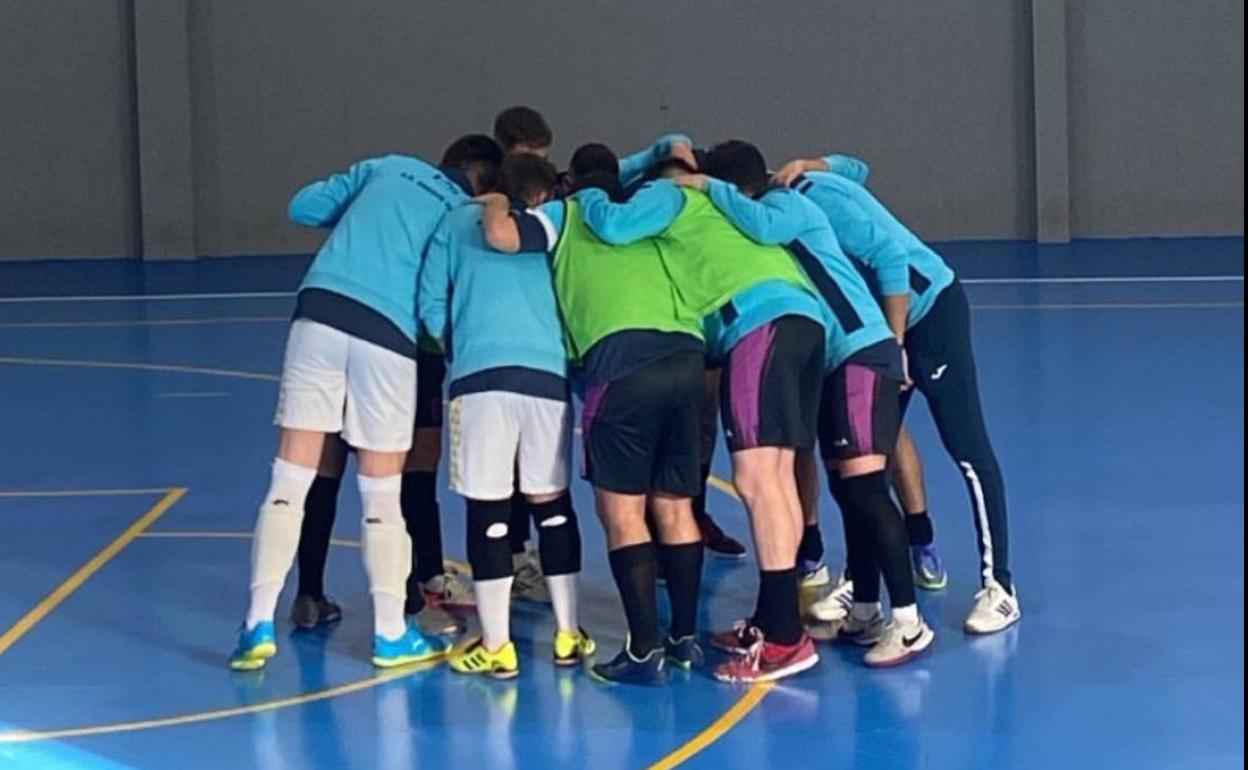 El Arroyo FS hace piña antes del inicio del partido. 