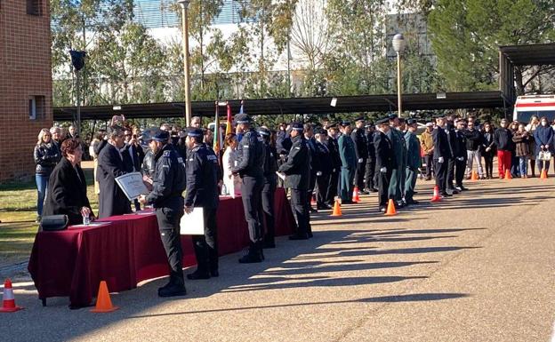 Imagen principal - En primer término el agente arroyano recibiendo su diploma. 