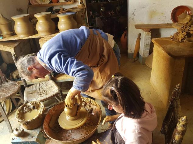 Taller infantil en la alfarería.
